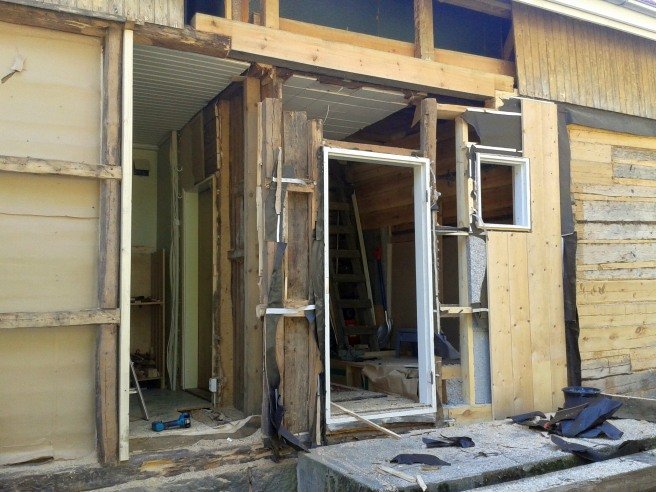 Ylhäällä uutta hirttä, alhaalta vielä korjaamatta